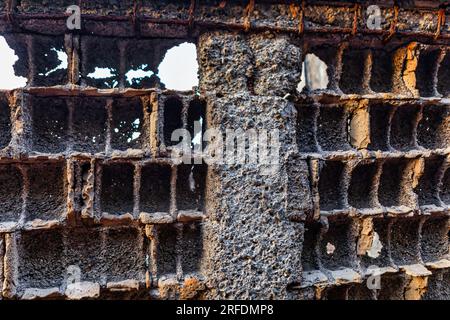 Alte Backsteinmauer in einer Fabrik. Zerbrochene Ziegelmauer mit einem Loch darin Stockfoto