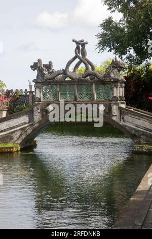 Steinbrücke am balinesischen Königlichen Wasserpalast Tirta Gangga, ehemaliger Königspalast in Karangasem, Bali, Indonesien Stockfoto