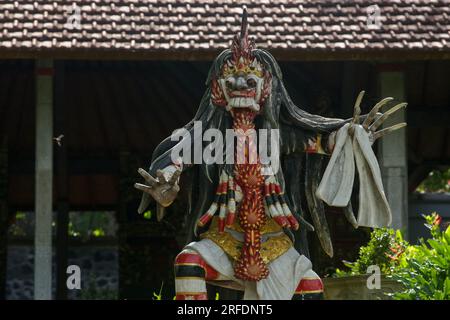 Farbenfrohe Rangda, die Dämonenkönigin, Statue im balinesischen Königlichen Wasserpalast Tirta Gangga, ehemaliger Königspalast in Karangasem, Bali, Indonesien Stockfoto