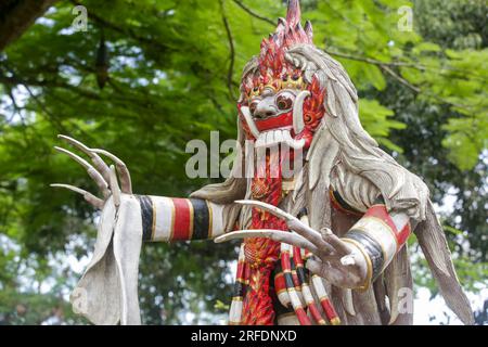 Farbenfrohe Rangda, die Dämonenkönigin, Statue im balinesischen Königlichen Wasserpalast Tirta Gangga, ehemaliger Königspalast in Karangasem, Bali, Indonesien Stockfoto