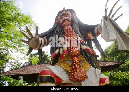 Farbenfrohe Rangda, die Dämonenkönigin, Statue im balinesischen Königlichen Wasserpalast Tirta Gangga, ehemaliger Königspalast in Karangasem, Bali, Indonesien Stockfoto