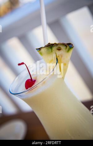 Pina Colada Cocktail mit Kirsche Stockfoto