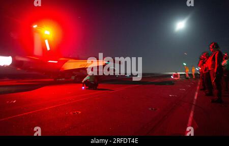 IM INDISCHEN OZEAN (1. August 2023) bereiten sich Seeleute auf den Start eines EA-18G Growler vor, das an das Shadowhawks of Electronic Attack Squadron (VAQ) 141 angeschlossen ist, auf dem Flugdeck der USA Der einzige vorwärtsgesetzte Flugzeugträger der Navy, USS Ronald Reagan (CVN 76), während des Flugbetriebs zur Unterstützung von Talisman Sabre 23 im Indischen Ozean, 1. August 2023. Ronald Reagan, das Flaggschiff der Carrier Strike Group 5, stellt eine kampfbereite Truppe bereit, die die Vereinigten Staaten schützt und verteidigt und Bündnisse, Partnerschaften und kollektive maritime Interessen in der Region Indo-Pazifik unterstützt. Talisman Sabre ist die La Stockfoto