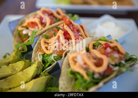 Nahaufnahme von Taco Trio mit Chipotle Sauce Stockfoto