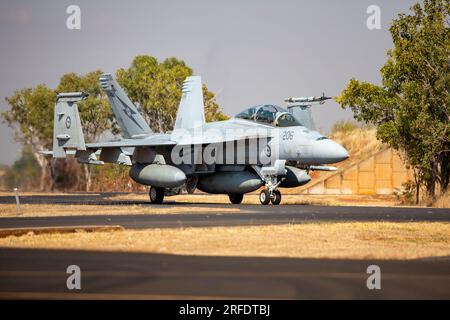 Eine Royal Australian Air Force (RAAF) F/A-18F Super Hornet von der Staffel Nr. 1 fährt nach einem Streit während Talisman Sabre 23 am RAAF-Stützpunkt Tindal, Northern Territory, Australien, 27. Juli 2023 zurück zu einem Verladebereich für Kampfmittel. Talisman Sabre ist ein US-amerikanischer Gemeinsam gesponserte Übung des Kommandos Indo-Pacific und der australischen Verteidigungskräfte, die in Kriegsszenarien trainiert wird, um Kampftraining, Einsatzbereitschaft und Interoperabilität in den USA und Australien zu verbessern. (USA Air Force Foto von 1. LT. Robert H. Dabbs) Stockfoto