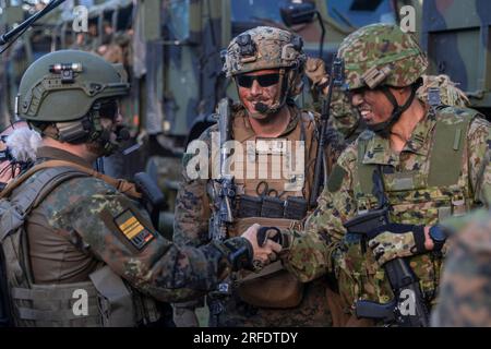 USA Marines mit Battalion Landing Team 2/1, 31. Marine Expeditionary Unit, Matrosen mit 5. Zug, deutsches Küsteneinsatzkommando-Seebataillon und japanische Bodenselbstverteidigungskräfte treffen sich zu einem kurzen Treffen während einer amphibischen Angriffsübung während Talisman Sabre 23, in Midge Point, Queensland, Australien, Juli 26. 2023. Übungen wie Talisman Sabre bieten unseren Truppen ein einzigartig komplexes und herausforderndes multinationales Umfeld, in dem sie ihre Fähigkeiten verbessern können. TS 23 ist die größte bilaterale Militärübung zwischen Australien und den Vereinigten Staaten, die einen freien und offenen Indo-Pazifik vorantreibt Stockfoto