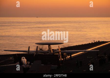 Eine E-2D Hawkeye, die an die „Bear Aces“ der luftgestützten Kommando- und Kontrollstaffel (VAW) 124 angehängt ist, bereitet sich auf den Start vom Cockpit des größten Flugzeugträgers der worldÕs, USS Gerald R. Ford (CVN 78), am 1. August 2023 vor. VAW-124 wird an Bord von Gerald R. Ford als Teil von Carrier Air Wing (CVW) 8 eingesetzt. Gerald R. Ford ist die USA Der neueste und fortschrittlichste Flugzeugträger, NavyÕs einen Generationssprung in den USA darstellt NavyÕs Fähigkeit, Energie auf globaler Ebene zu projizieren. Die Gerald R. Ford Carrier Strike Group befindet sich in einem geplanten Einsatz in den USA Marinestreitkräfte Europa Einsatzgebiet empl Stockfoto