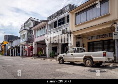 Chinesisch-portugiesische Architektur von Häusern in Thailand, Takua Pa Altstadt. japanischer alter Pickup-Truck. Takua Pa Thailand, Phang Nga 2. März 2023 Stockfoto