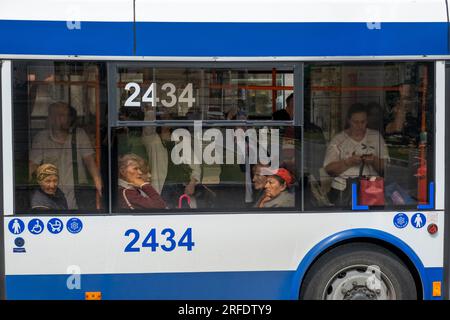 Ein Trolleybus holt die Passagiere an einer Bushaltestelle am St. Stephen Boulevard ab. Chisinau, Moldawien Stockfoto