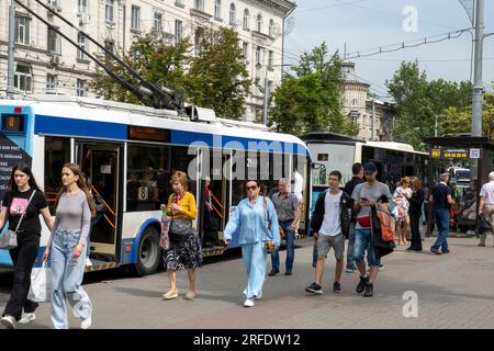 Ein Trolleybus holt die Passagiere an einer Bushaltestelle am St. Stephen Boulevard ab. Chisinau, Moldawien Stockfoto