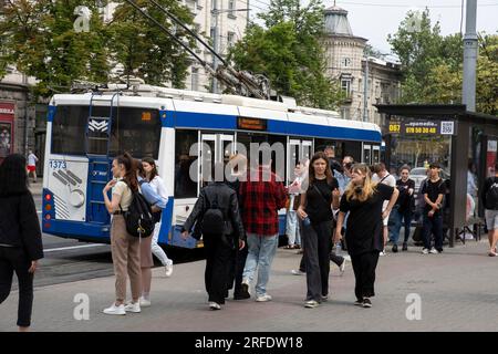 Ein Trolleybus holt die Passagiere an einer Bushaltestelle am St. Stephen Boulevard ab. Chisinau, Moldawien Stockfoto