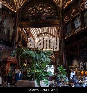 Gäste können den Coffee Shop des Parisi Udvar Hotels in Pesti, Budapest, Ungarn, besuchen. Stockfoto