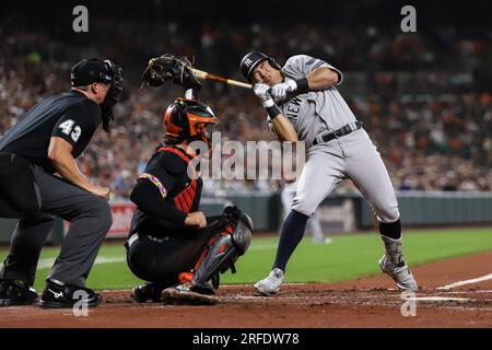 Anthony Volpe (11), Infield-Spieler der New York Yankees, schlägt auf einem Innenfeld, das sich nahe an die Spitze seines Kopfes heranzog, gegen die Baltimore Orioles, 28. Juli 2023, im Oriole Park at Camden Yards in Baltimore MD. (Alyssa Howell/Image of Sport) Stockfoto