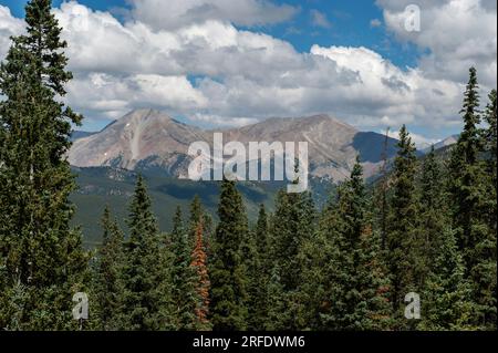 Mt. Aetna und Taylor Mountain, zwei unauffällige Thirteener in der Aussicht vom Colorado Monarch Pass. Die Spitze des Mt. Antero, ein Fourteener, ist sichtbar Stockfoto