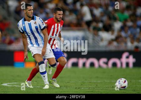 Monterrey, Mexiko. 3. Aug. 2023. Monterrey, Mexiko 02/08/23: Saisonvorbereitung zwischen Atlético Madrid und Real Sociedad. #8 Mittelfeldspieler Real Sociedad, Mikel Merino trifft kurz vor #6 Mittelfeldspieler Atlético Madrid, Koke (Bild: © Torbjorn Tande/PX Imagens via ZUMA Press Wire) NUR REDAKTIONELLER GEBRAUCH! Nicht für den kommerziellen GEBRAUCH! Stockfoto