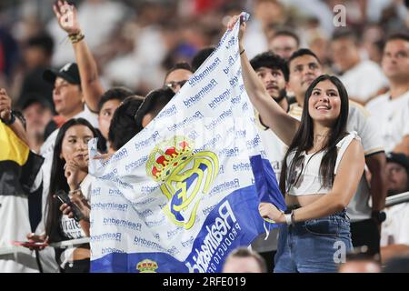 Orlando, Florida, USA. 2. Aug. 2023. Fans halten beim Fußballspiel der Florida Cup Series bei der Florida Cup Champions Tour Juventus gegen Real Madrid am 2. August 2023 im Camping World Stadium in Orlando, FL, eine Flagge. (Kreditbild: © Cory Knowlton/ZUMA Press Wire) NUR REDAKTIONELLE VERWENDUNG! Nicht für den kommerziellen GEBRAUCH! Stockfoto
