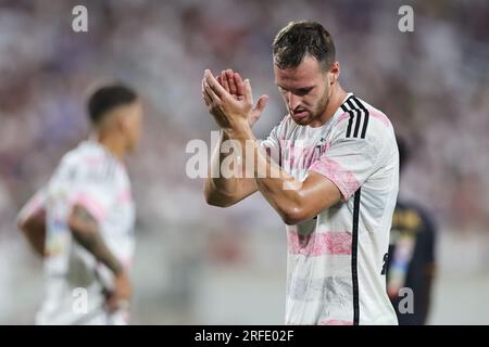 Orlando, Florida, USA. 2. Aug. 2023. Juventus Verteidiger FEDERICO GATTI (4) reagiert auf die Fans während der ersten Hälfte der Florida Cup Series Fußball Champions Tour Juventus vs Real Madrid Fußballspiel im Camping World Stadium in Orlando, FL am 2. August 2023. (Kreditbild: © Cory Knowlton/ZUMA Press Wire) NUR REDAKTIONELLE VERWENDUNG! Nicht für den kommerziellen GEBRAUCH! Stockfoto