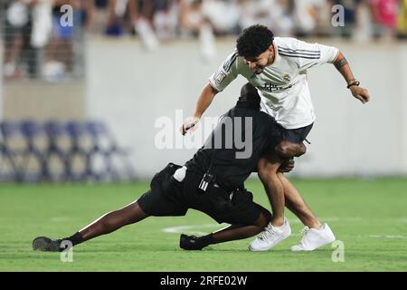 Orlando, Florida, USA. 2. Aug. 2023. Ein Fan läuft auf das Feld und wird vom Sicherheitsdienst nach dem Fußballspiel der Florida Cup Series Football Champions Tour Juventus gegen Real Madrid am 2. August 2023 im Camping World Stadium in Orlando, FL, angegriffen. (Kreditbild: © Cory Knowlton/ZUMA Press Wire) NUR REDAKTIONELLE VERWENDUNG! Nicht für den kommerziellen GEBRAUCH! Stockfoto