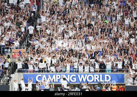 Orlando, Florida, USA. 2. Aug. 2023. Die Fans sind in der zweiten Hälfte der Florida Cup Series Fußball Champions Tour Juventus vs Real Madrid am 2. August 2023 im Camping World Stadium in Orlando, FL, auf der Welle. (Kreditbild: © Cory Knowlton/ZUMA Press Wire) NUR REDAKTIONELLE VERWENDUNG! Nicht für den kommerziellen GEBRAUCH! Stockfoto