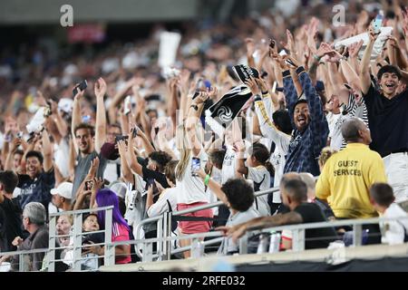 Orlando, Florida, USA. 2. Aug. 2023. Fans jubeln in der zweiten Hälfte der Florida Cup Series Fußball Champions Tour Juventus gegen Real Madrid Fußballspiel im Camping World Stadium in Orlando, FL am 2. August 2023. (Kreditbild: © Cory Knowlton/ZUMA Press Wire) NUR REDAKTIONELLE VERWENDUNG! Nicht für den kommerziellen GEBRAUCH! Stockfoto