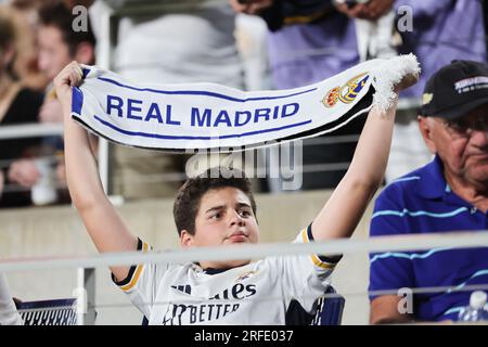 Orlando, Florida, USA. 2. Aug. 2023. Ein Fan von Real Madrid jubelt bei der Florida Cup Series Soccer Champions Tour Juventus gegen Real Madrid im Camping World Stadium in Orlando, FL am 2. August 2023. (Kreditbild: © Cory Knowlton/ZUMA Press Wire) NUR REDAKTIONELLE VERWENDUNG! Nicht für den kommerziellen GEBRAUCH! Stockfoto