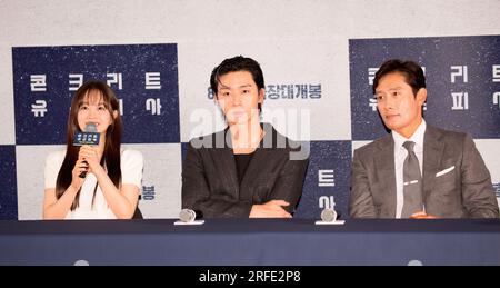 Park Bo-Young, Park Seo-Jun und Lee Byung-Hun, 31. Juli 2023 : Besetzte Mitglieder (L-R) Park Bo-Young, Park Seo-Jun und Lee Byung-Hun nehmen an einer Pressekonferenz nach einer Pressevorschau des koreanischen Films "Concrete Utopia" in Seoul, Südkorea, Teil. Kredit: Lee Jae-Won/AFLO/Alamy Live News Stockfoto