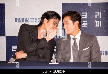 Park Seo-Jun und Lee Byung-Hun, 31. Juli 2023 : Besetzungsmitglieder Park Seo-Jun und Lee Byung-Hun (R) nehmen nach einer Pressevorstellung des koreanischen Films "Concrete Utopia" in Seoul, Südkorea, an einer Pressekonferenz Teil. Kredit: Lee Jae-Won/AFLO/Alamy Live News Stockfoto