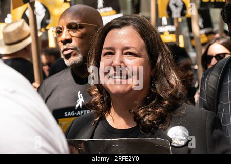 Rebecca Damon schloss sich am 2. August 2023 Streikenden der WGA und der sag-AFTRA vor dem Hauptsitz von NBCUniversal in New York an Stockfoto