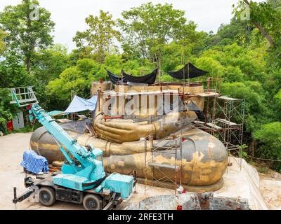 Eine riesige Buddha-Skulptur wird derzeit in Wat Khao Tabaek in Siracha, Provinz Chonburi, Thailand gebaut. Stockfoto