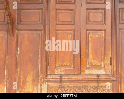 Detail eines Holzfensters in einem Teakhaus in Thailand. Stockfoto