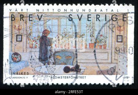 RUSSLAND KALININGRAD, 12. OKTOBER 2013: Stempel gedruckt von Schweden, zeigt Flowers on the Window Sill von Carl Larsson, ca. 1998 Stockfoto