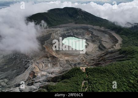 Wunderschöner Blick aus der Vogelperspektive auf den Vulkankrater und die Lagune des Nationalparks in Costa Rica Stockfoto