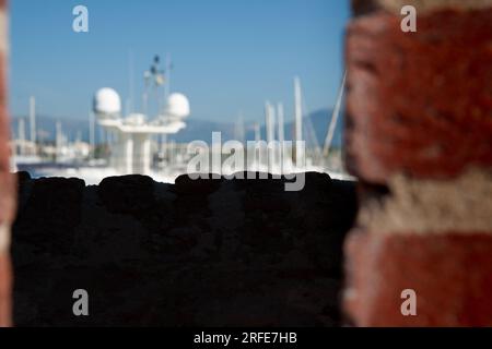 Unschärfe-Effekte Hintergrund von Luxusbooten und Radargeräten durch Wandlücken in Antibes, Frankreich. Stockfoto