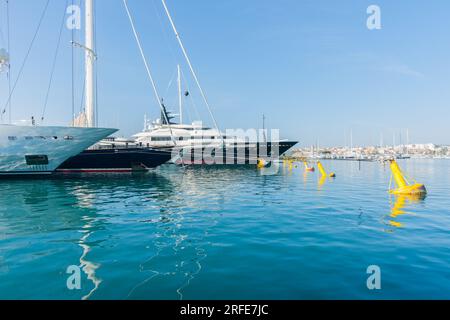 Luxusyachten liegen in Port Vauban Marina, Antibes Frankreich. Stockfoto