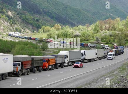 Georgien. 09. Mai 2023. Auf einer Autobahn in Richtung russische Grenze, in Richtung Wladikavkaz in Russland, stecken LKWs in einem Stau fest und warten darauf, ihre Reise fortzusetzen. (Zum KORR-Bericht: "Georgien schwingt nach dem Krieg mit Russland zwischen Moskau und der EU") Kredit: Ulf Mauder/dpa/Alamy Live News Stockfoto