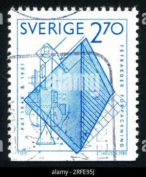 SCHWEDEN - CIRCA 1984: Von Schweden gedruckter Stempel zeigt Tetraeder-Container, circa 1984 Stockfoto