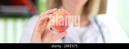 Glückliche Ärztin hält reife Hände in der Hand. Stockfoto