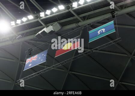 Sydney, Australien. 02. Aug. 2023. Die australische Flagge, die Aborigine-Flagge und die Torres Strait Islander-Flagge werden vor dem FIFA Women's World Cup 2023 Group F-Spiel zwischen Panama und Frankreich im Sydney Football Stadium am 2. August 2023 in Sydney, Australien, an der Decke des Stadions angebracht. Kredit: IOIO IMAGES/Alamy Live News Stockfoto