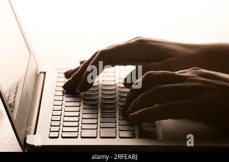 Ein Aktenfoto vom 04. Oktober 03/17 einer Person, die einen Laptop benutzt, da künstliche Intelligenz Arbeitsplätze verändern oder dazu verwendet werden könnte, Verschwörungstheorien zu erstellen, die politische Instabilität verursachen könnten, so ein Dokument, das die möglichen Bedrohungen für Irland umreißt. Stockfoto