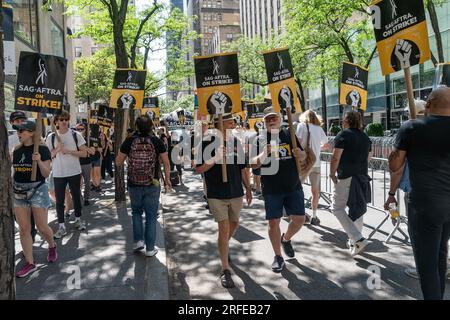 New York, New York, USA. 2. Aug. 2023. Streikarbeiter der WGA und der sag-AFTRA bleiben vor dem NBCUniversal Hauptquartier in New York in Streikposten. Senator Kirsten Gillibrand, Kongressabgeordneter Jerry Nadler, Generalanwältin Jumaane Williams trat ein und sprach an der Streikpostenlinie. (Kreditbild: © Lev Radin/Pacific Press via ZUMA Press Wire) NUR ZUR REDAKTIONELLEN VERWENDUNG! Nicht für den kommerziellen GEBRAUCH! Stockfoto