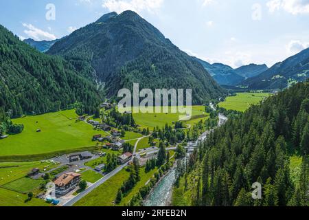 Blick aus der Vogelperspektive auf das kleine Dorf Stockach im Lech-Tal in Tirol Stockfoto