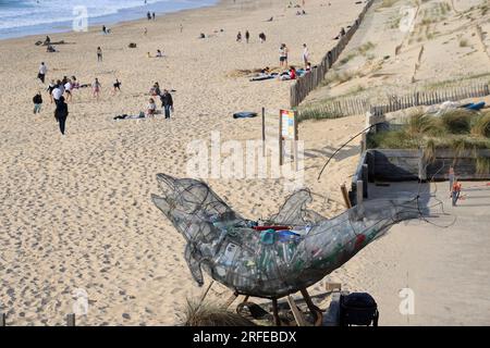 Schadstoffplastique des océans : Skulpture contenant des déchets plastiques rejetés par l’Océan Atlantique sur la plage de Lacanau Océan, Gironde, Nou Stockfoto