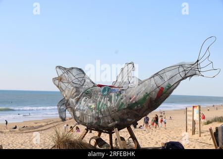 Schadstoffplastique des océans : Skulpture contenant des déchets plastiques rejetés par l’Océan Atlantique sur la plage de Lacanau Océan, Gironde, Nou Stockfoto