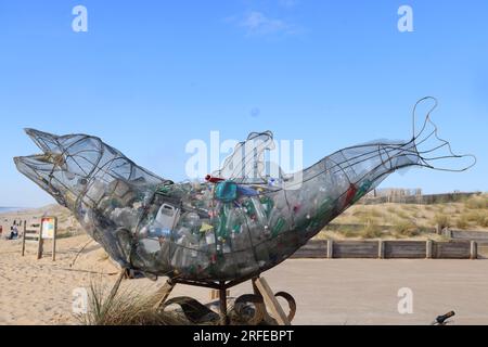 Schadstoffplastique des océans : Skulpture contenant des déchets plastiques rejetés par l’Océan Atlantique sur la plage de Lacanau Océan, Gironde, Nou Stockfoto