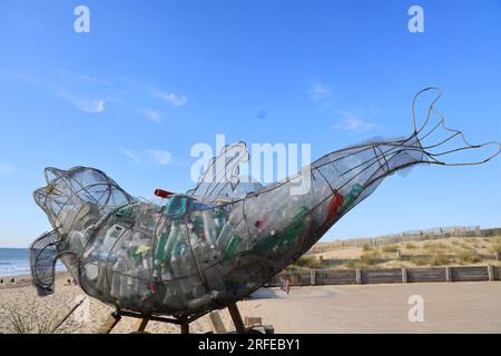 Schadstoffplastique des océans : Skulpture contenant des déchets plastiques rejetés par l’Océan Atlantique sur la plage de Lacanau Océan, Gironde, Nou Stockfoto