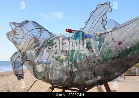 Schadstoffplastique des océans : Skulpture contenant des déchets plastiques rejetés par l’Océan Atlantique sur la plage de Lacanau Océan, Gironde, Nou Stockfoto