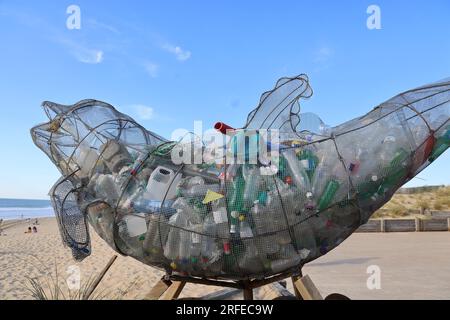 Schadstoffplastique des océans : Skulpture contenant des déchets plastiques rejetés par l’Océan Atlantique sur la plage de Lacanau Océan, Gironde, Nou Stockfoto