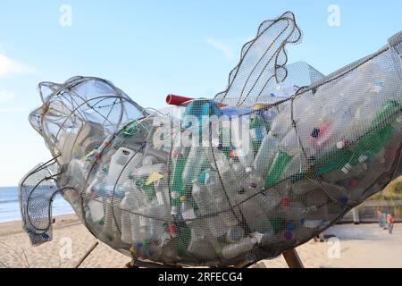 Schadstoffplastique des océans : Skulpture contenant des déchets plastiques rejetés par l’Océan Atlantique sur la plage de Lacanau Océan, Gironde, Nou Stockfoto