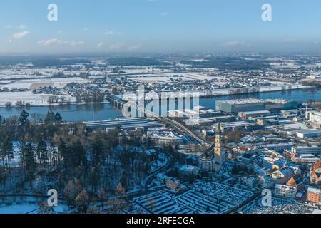 Winterlicher Blick auf Deggendorf, auch bekannt als Tor zum Bayerischen Wald Stockfoto