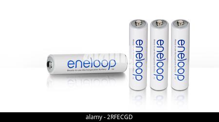 CHISINAU, MOLDAU - 27. Juli 2023: Die wiederaufladbaren Eneloop AAA-Batterien sind auf weißem Hintergrund isoliert. Eneloop entwickelt von Sanyo Electric Co., Ltd Stockfoto